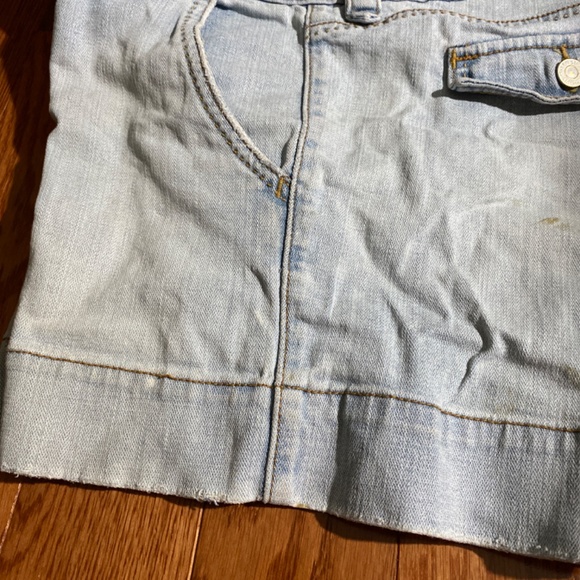 Levi’s light wash shorts - Picture 5 of 10